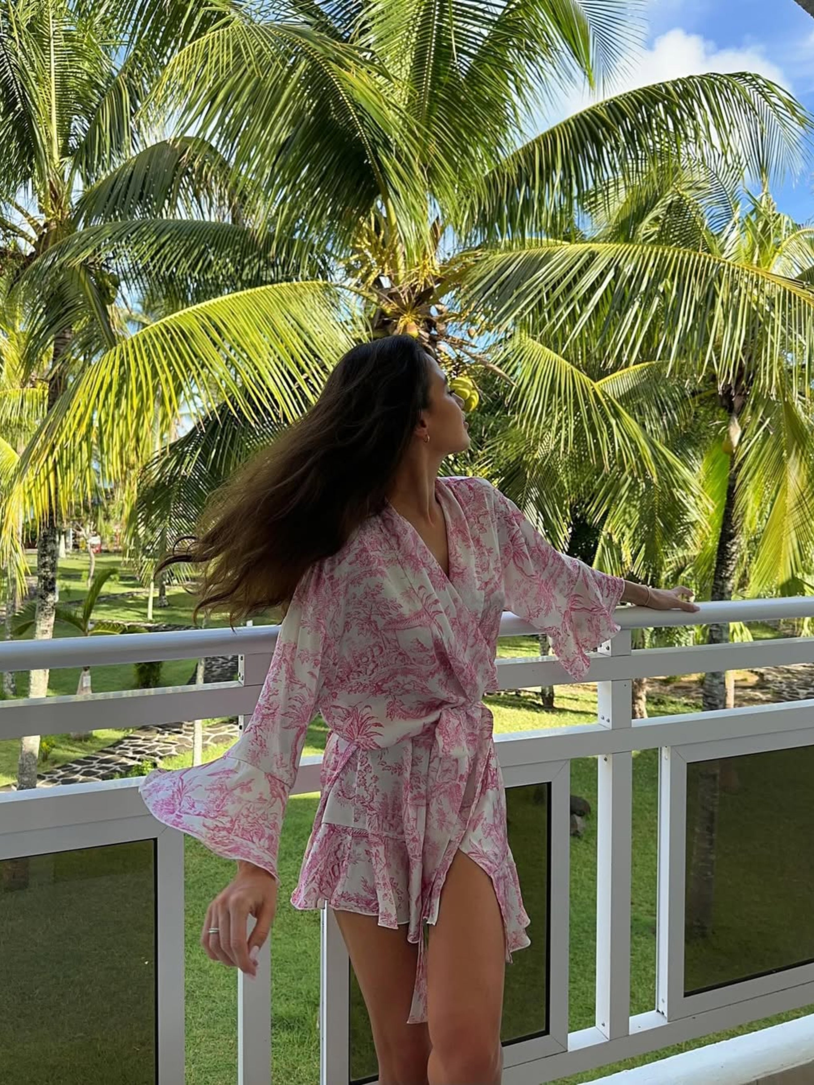 Домашній халат з рожевим принтом